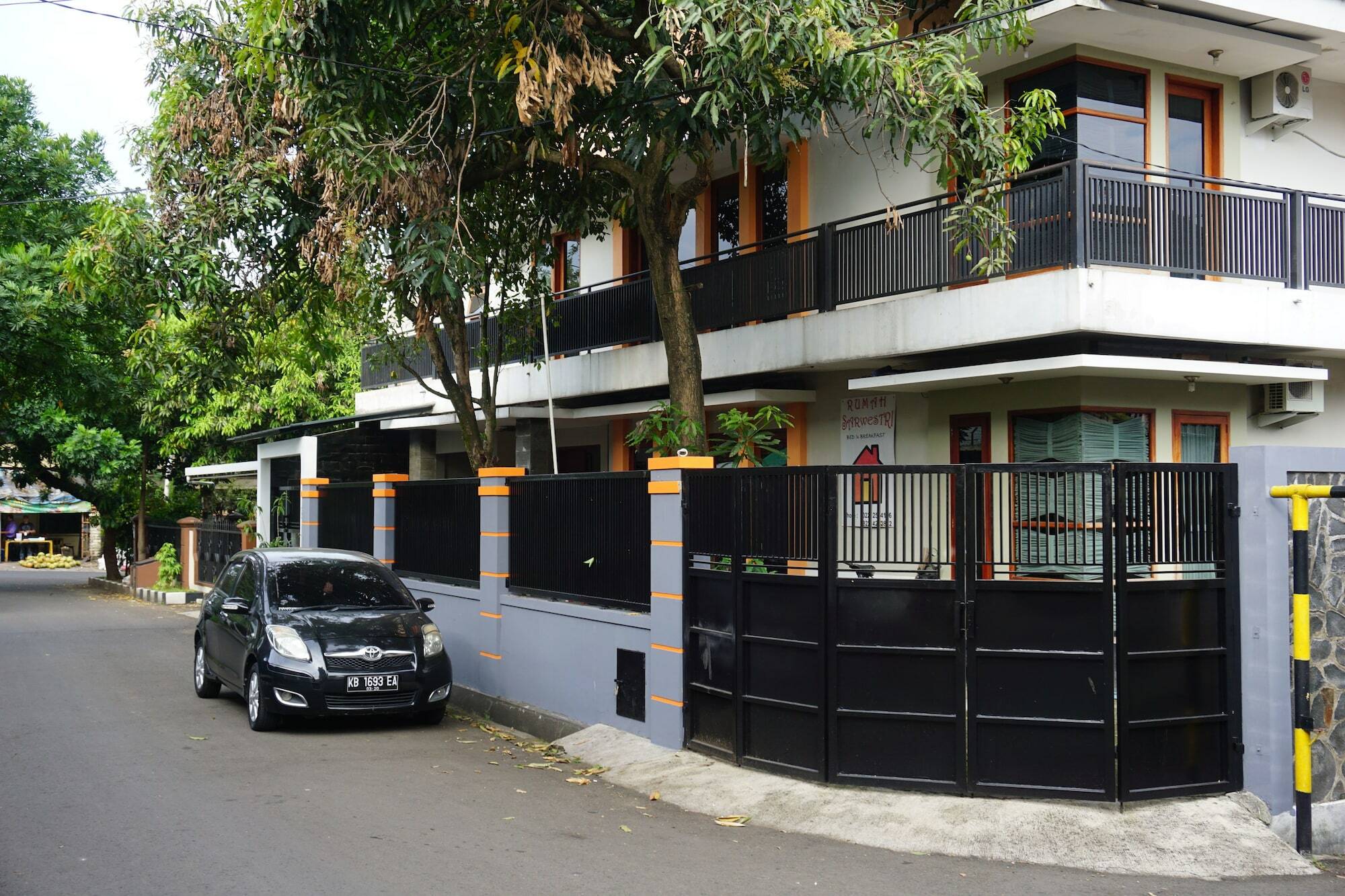 Rumah Sarwestri Hotel Bandung Exterior photo